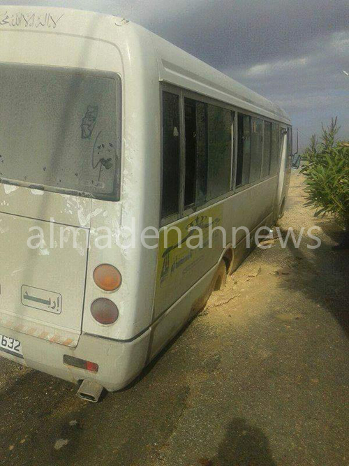 بالصور : باص يسقط في حفرة " وهمية " بالصور : باص يسقط في حفرة " وهمية "