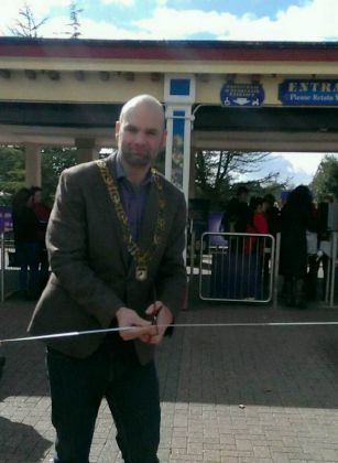 ينتحل شخصية عمدة بلدة بريطانية... ويقوم بواجباته!