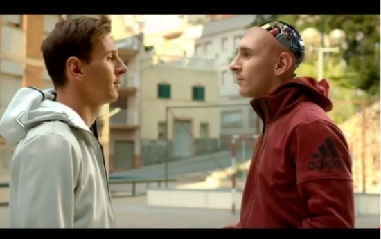 صور وفيديو..ميسي في مواجهة غريبة مع نسخته الآلية