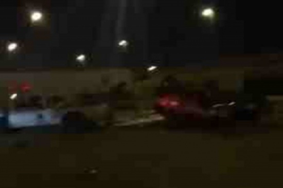 فيديو: انقلاب سيارة بشكل غريب بسبب حفرة