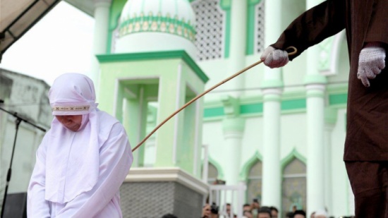 شابّة ضُربت علناً للجلوس بالقرب من حبيبها