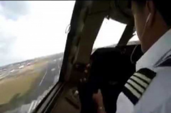 شاهد: هبوط مرعب لطائرة “بوينج 747” بسبب الرياح