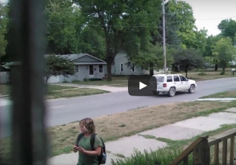 شاهد.. فزع طفل من مقلب دبره والداه