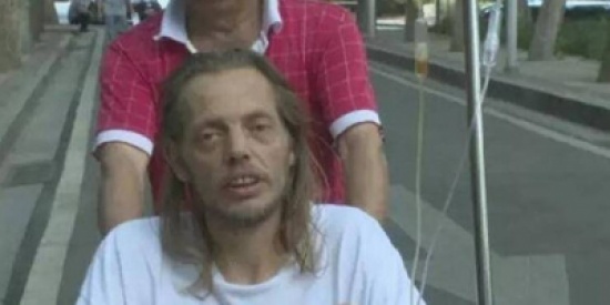 هذا الرجل انتظر فتاة تعرف عليها على الانترنت 10 أيام في المطار!