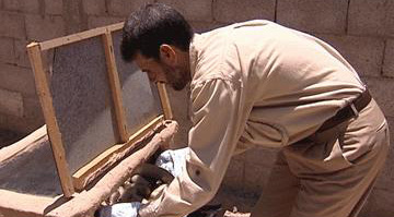 مُهندس من غزة يصنع فرن شمسي بديلاً عن غاز الطهي مُهندس من غزة يصنع فرن شمسي بديلاً عن غاز الطهي