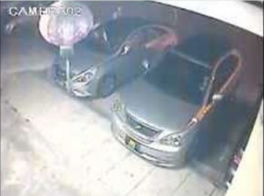 لحظة تحطيم سيارة وسرقتها