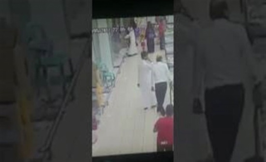 بالفيديو.. امرأة تسرق طفلة من ذويها داخل مركز تجاري
