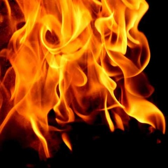 إصابة طفلين في حريق شقة بالعقبة