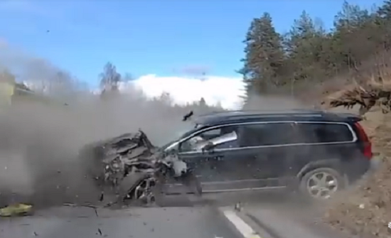 بالفيديو: سائق يفقد انتباهه للطريق ويتسبب في حادث مروع