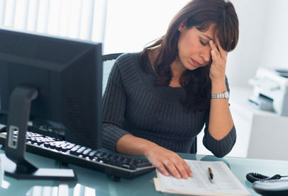 الموظف قليل الحركة يحفر قبره بيده