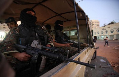 مسلحو الحوثي يفرقون بالرصاص تظاهرة “رافضة للانقلاب” بصنعاء