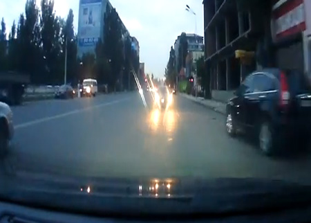 رجل متهور يقود السيارة بالعكس