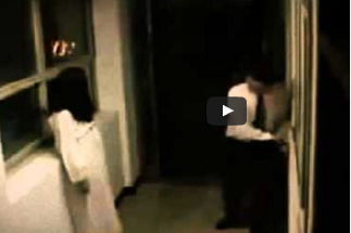 شاهد.. رجل ينتقم من فتاة بسبب مقلب مرعب