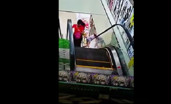 بالفيديو : فتاة صينية تصطدم بحافة المصعد الكهربائي