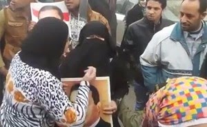 شاهد.. مصرية منتقبة تكشف وجهها لالتقاط صورة مع "مبارك"