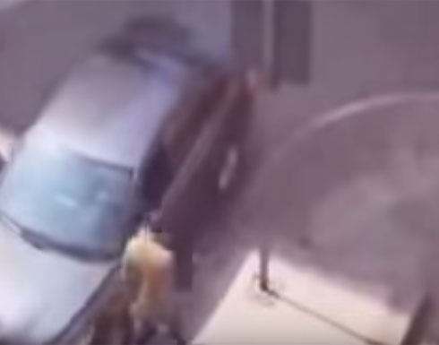 بالفيديو.. لصان يسرقان فتاة حسناء في وضح النهار بالفيديو.. لصان يسرقان فتاة حسناء في وضح النهار