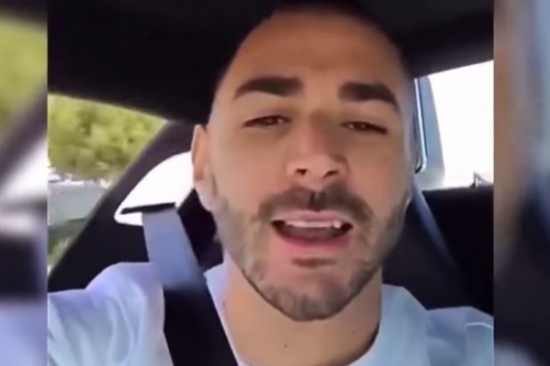 شاهد.. بنزيما يظهر موهبة الغناء