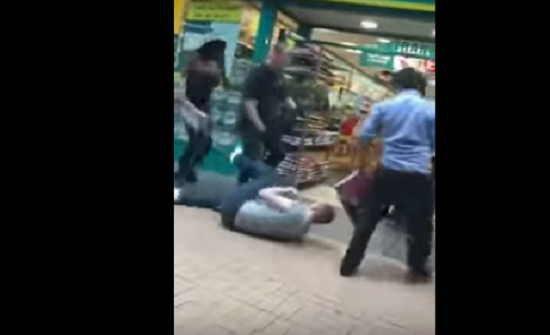 بالفيديو : مشاجرة عنيفة أمام أحد المتاجر في لندن بالفيديو : مشاجرة عنيفة أمام أحد المتاجر في لندن
