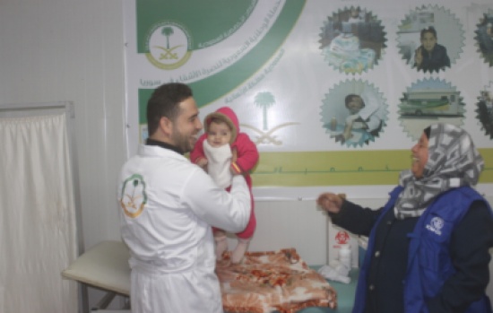 نوفمبر العيادات التخصصية السعودية تقدم اللقاحات والمطاعيم لـ (1243) لاجئاً سوريا في مخيم الزعتري