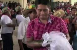 عمدة مدينة مكسيكية يتزوج أنثى تمساح ..بالفيديو