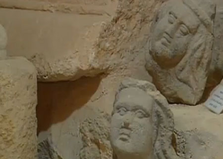 أردني يكتشف كهف روماني