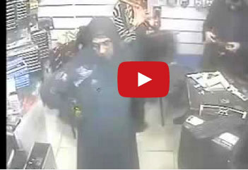 طفلة تسرق "لاب توب" باحترافية اللصوص