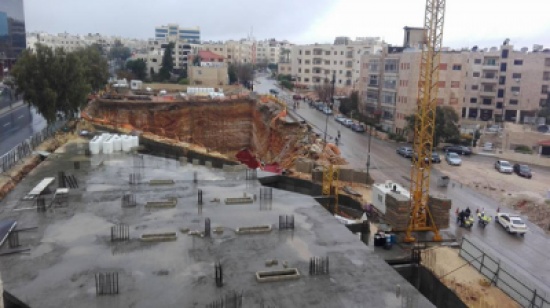 بالصور : انهيار شارع بالصويفية بسبب غزارة الامطار