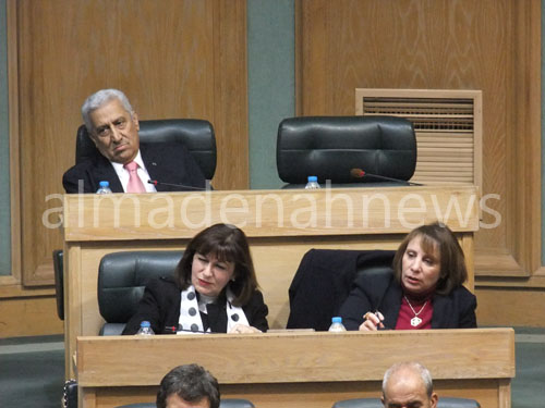 بالصور  : لماذا يجلس النسور خلف الوزراء خلال نقاش النواب للموازنة ؟