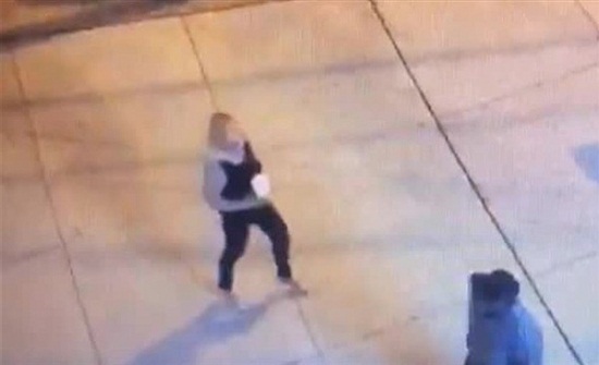 شاهد.. فتاة تتعرض للضرب فى الشارع.. والمارة اكتفوا بالمشاهدة فقط شاهد.. فتاة تتعرض للضرب فى الشارع.. والمارة اكتفوا بالمشاهدة فقط