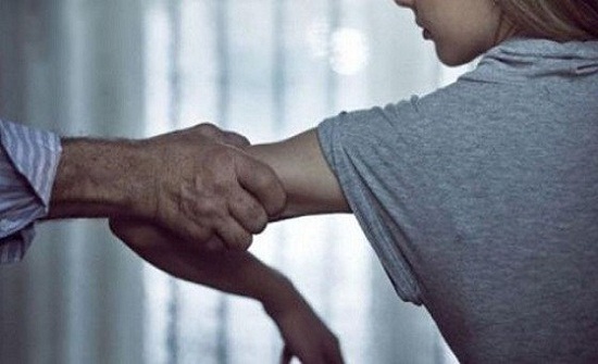 كاميرا مراقبة تفضح معلم عربي تحرش بطفلة داخل منزلها كاميرا مراقبة تفضح معلم عربي تحرش بطفلة داخل منزلها