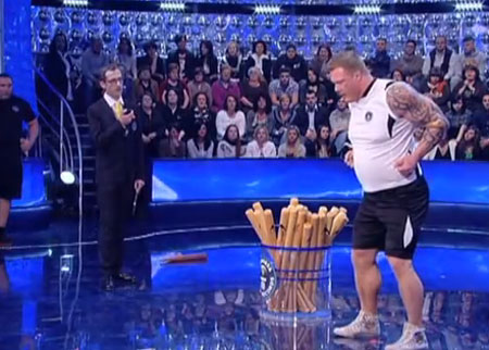 رجل قوي جداً