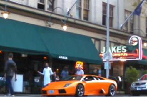 شاهد.. سائق دراجة هوائية يسير فوق سيارة فارهة