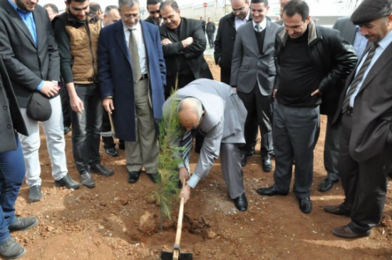 جامعة الزرقاء تحتفل بيوم الشجرة - صور