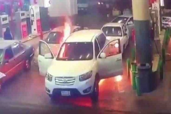 شاهد..  لحظة إنقاذ شاب أمه من حريق شب بسيارته أثناء تعبئة البنزين