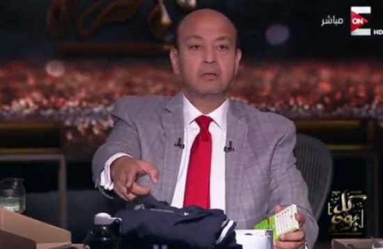 بالفيديو - عمرو أديب يثير ضجة بما فعله في الاستديو.. شاهدوه! بالفيديو - عمرو أديب يثير ضجة بما فعله في الاستديو.. شاهدوه!