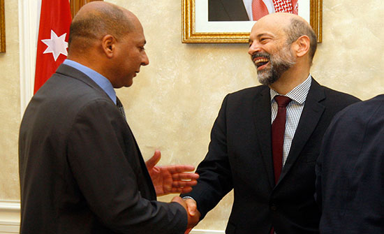 بالصور.. الحكومة الجديدة تستقبل التهاني في بيت الضيافة بالصور.. الحكومة الجديدة تستقبل التهاني في بيت الضيافة