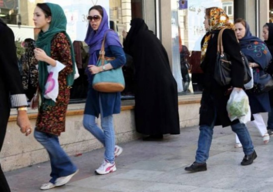 إيرانية تركض نصف عارية بشوارع دبي!