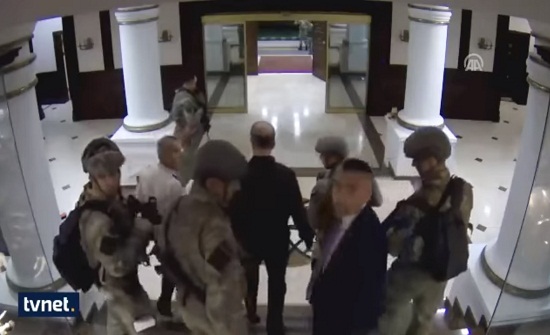 فيديوهات جديدة للانقلاب الفاشل بتركيا.. لحظة اعتقال رئيس الأركان فيديوهات جديدة للانقلاب الفاشل بتركيا.. لحظة اعتقال رئيس الأركان
