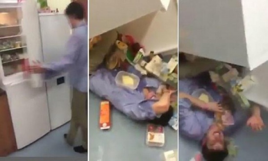 شاهد: أراد إعداد وجبة طعام فسقطت عليه الثلاجة