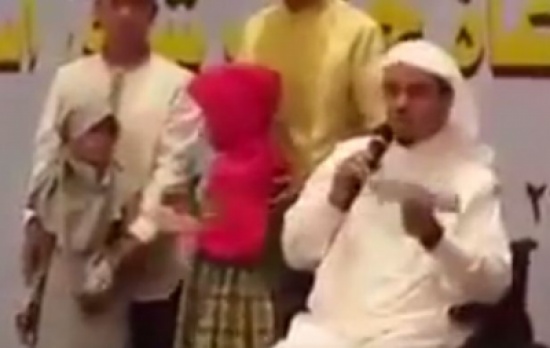 فيديو : ردة فعل عائلتين إندونيسيتين فازتا بالحج