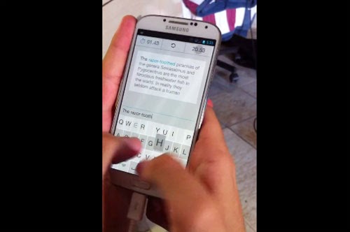 لن تصدق سرعة هذا الشاب في الكتابة عبر الموبايل