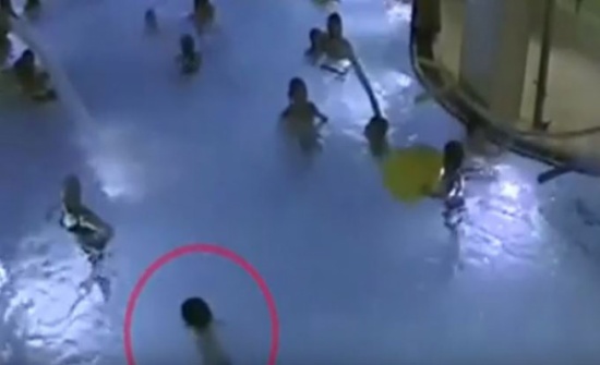 بالفيديو.. لقطات مروعة لطفل يغرق في حمام سباحة ولا يلاحظ أحد بالفيديو.. لقطات مروعة لطفل يغرق في حمام سباحة ولا يلاحظ أحد