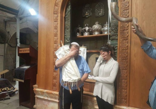 [شاهد] مُجنّدة إسرائيلية أسلَمَت وارتدت الحجاب في الأقصى وتزوّجت فلسطيني تعود لليهودية!