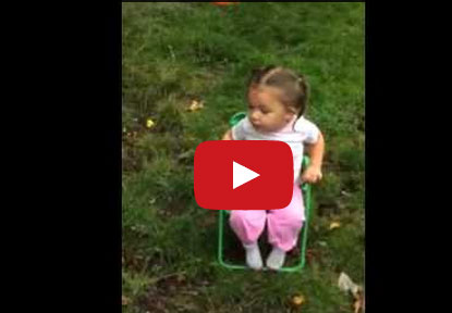 شاهد بالفيديو..  ردة فعل هذه الطفلة على تحدي الثلج