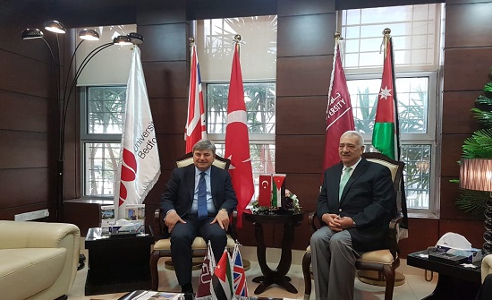 السفير مراد كاراغوز يحاضر في جامعة الشرق الأوسط