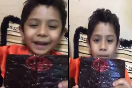 شاهد.. اب يعلم طفله كيف يميز بين أنواع المخدرات