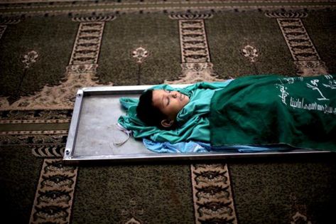 جثة طفل في غزة تقتل أمه مرتين