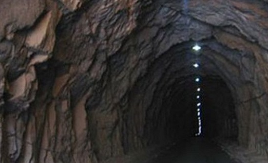 إسرائيل تباغت عنصرين من حزب الله داخل نفق.. وتنشر الفيديو