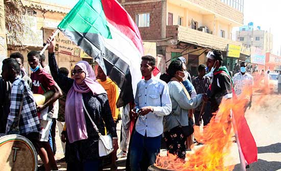 على وقع التظاهرات بالخرطوم.. البرهان: أبواب الحوار ستظل مفتوحة