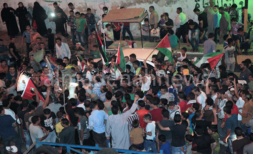 بالصور : احتفالات مخيم الوحدات بانتصار المقاومة في غزة